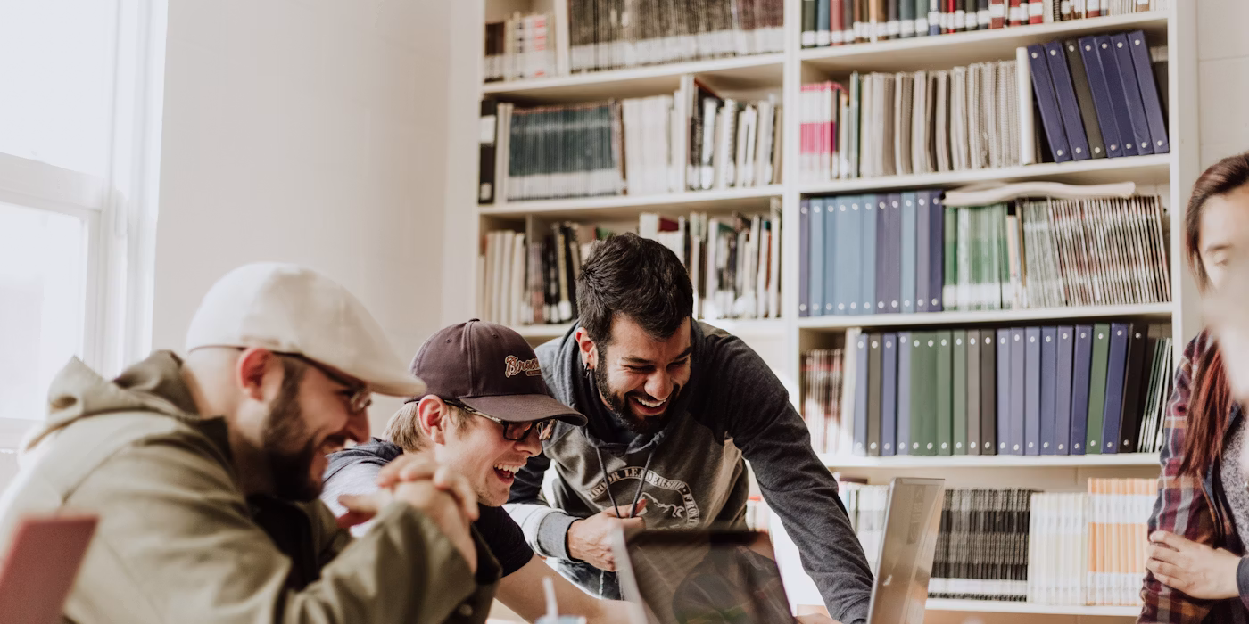 Profesionales colaborando en un espacio de aprendizaje